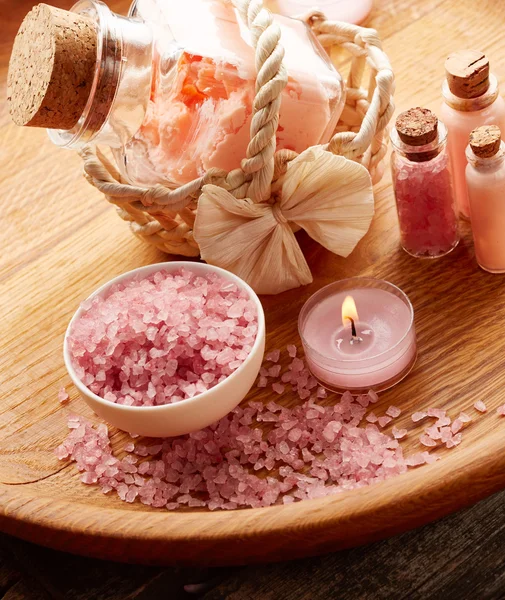 Spa Stilleben med rosa havssalt — Stockfoto