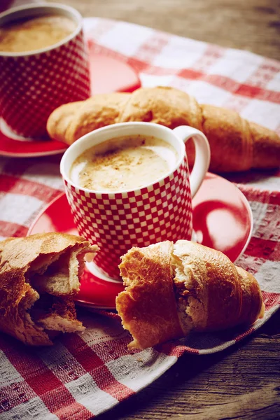 Taza de café con croissant — Foto de Stock