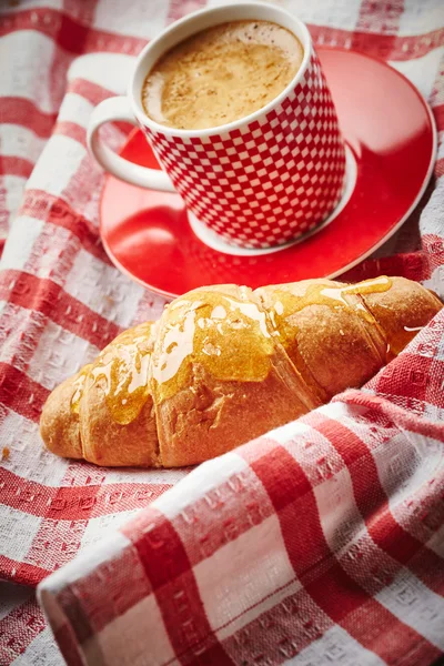 Tazza di caffè con croissant — Foto Stock