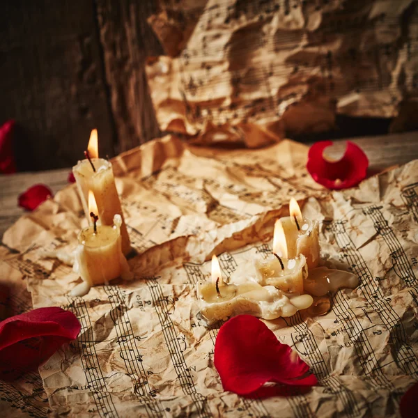 Music sheets with rose petals — Stock Photo, Image