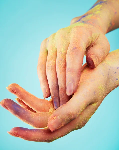 Kvinnans hand i paint — Stockfoto
