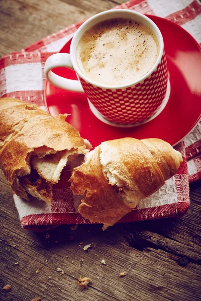 Kopje koffie met croissant — Stockfoto