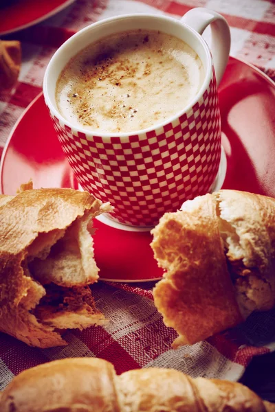 Cup of coffee with croissant — Stock Photo, Image