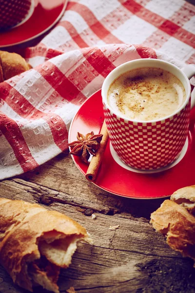 Tazza di caffè con croissant — Foto Stock