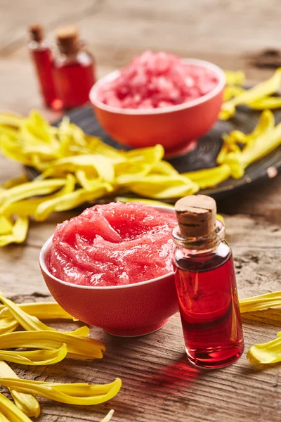 Spa still life with flower petals — Stock Photo, Image