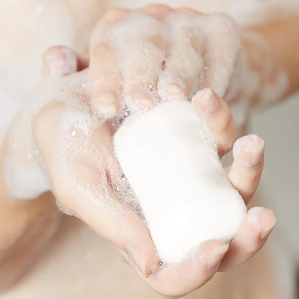 Vrouw hand met zeep — Stockfoto