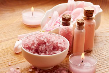 Spa natürmort deniz tuzu ve çiçek yaprakları ile