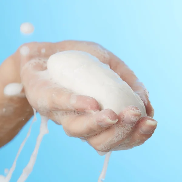 Mano di donna in schiuma di gel di doccia con sapone — Foto Stock