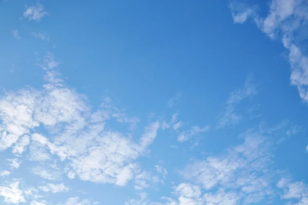 Bkue niebo z chmurami — Zdjęcie stockowe