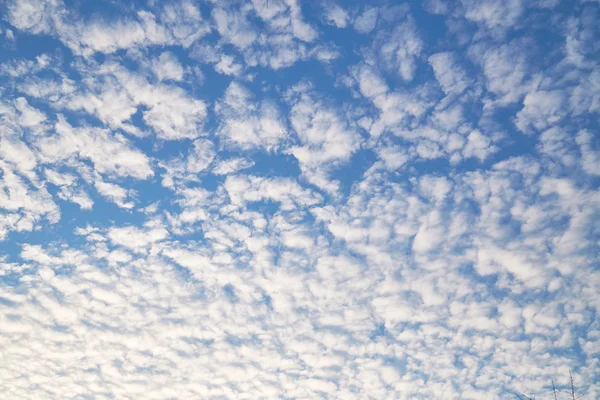 Bkue cielo con nubes — Foto de Stock