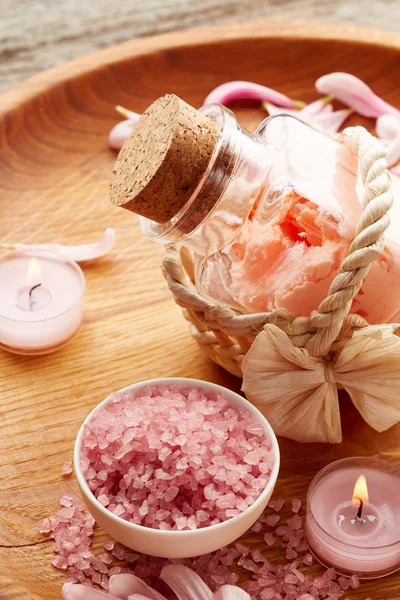 Wellness-Stillleben mit rosa Meersalz und Blütenblättern — Stockfoto