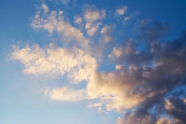 Bkue hemel met wolken — Stockfoto