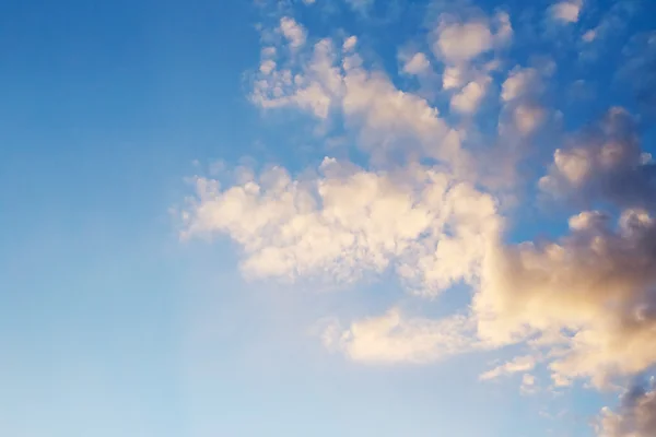Bkue niebo z chmurami — Zdjęcie stockowe