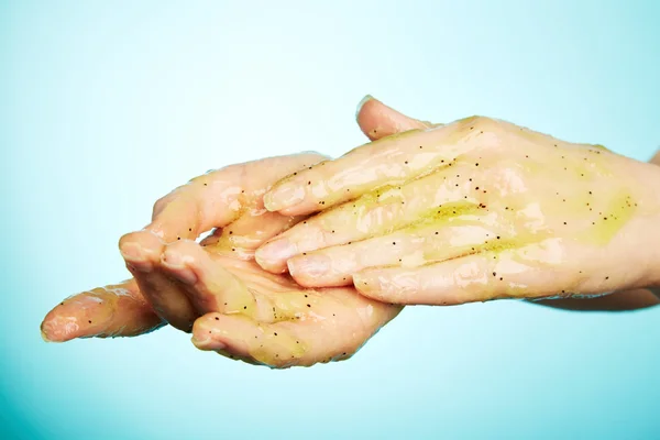 Las manos de la mujer en exfoliación corporal — Foto de Stock