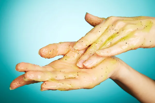 Las manos de la mujer en exfoliación corporal — Foto de Stock