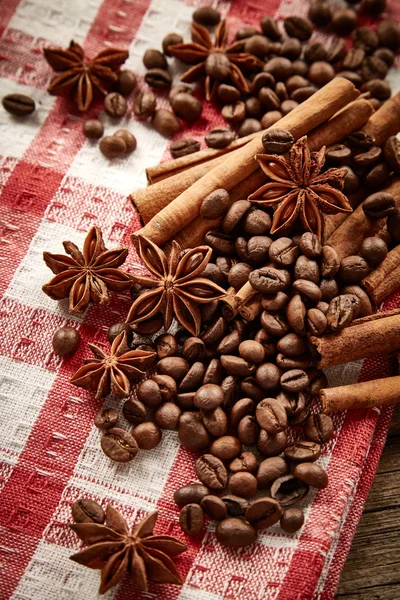 Coffee beans, cinnamon and star anise — Stock Photo, Image