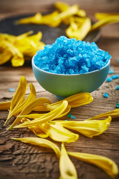 Sea salt with flower petals — Stock Photo, Image