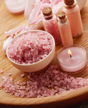 Spa natürmort deniz tuzu ve çiçek yaprakları ile