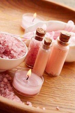 Spa natürmort deniz tuzu ve çiçek yaprakları ile