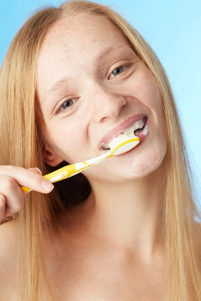 Frau beim Zähneputzen — Stockfoto