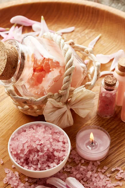 Spa Stilleben med rosa sea salt och blomma kronblad — Stockfoto