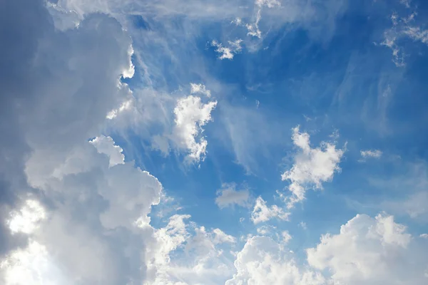 Bkue hemel met witte wolken — Stockfoto