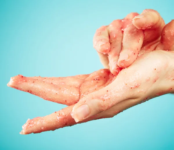 Mãos femininas em esfoliação corporal — Fotografia de Stock