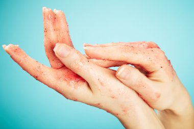 kadın vücut scrub elinde