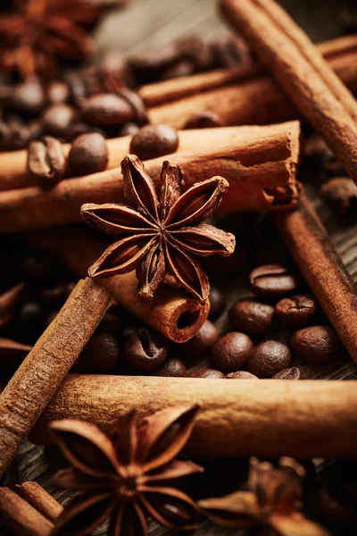 Coffee beans, cinnamon and anise — Stock Photo, Image