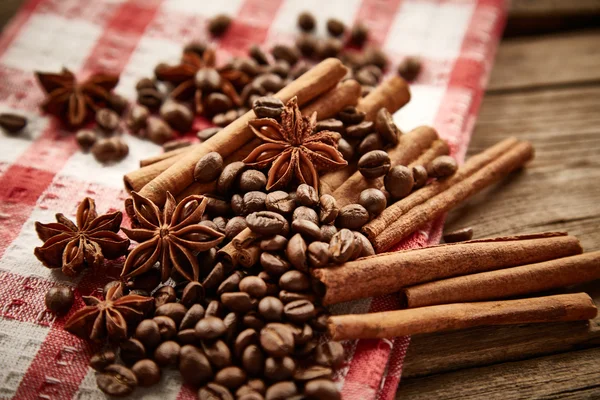 Coffee beans, cinnamon and star anise — Stock Photo, Image