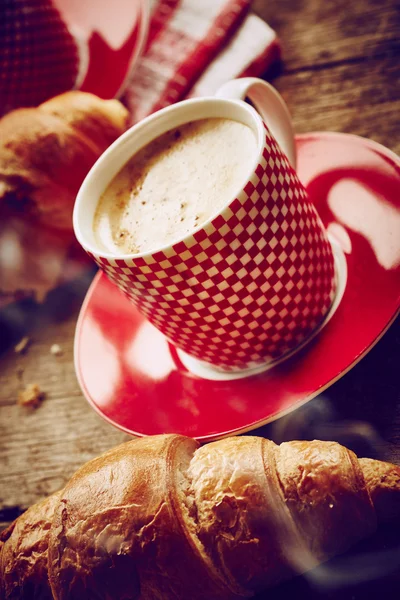 Tazza di caffè con croissant — Foto Stock