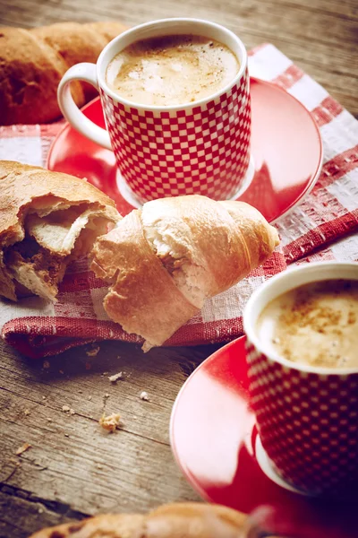 Tazza di caffè con croissant — Foto Stock