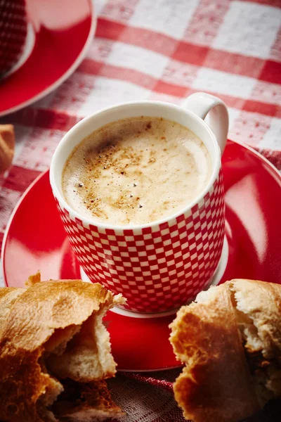 Tasse de café avec croissant — Photo