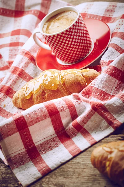 Tazza di caffè con croissant — Foto Stock