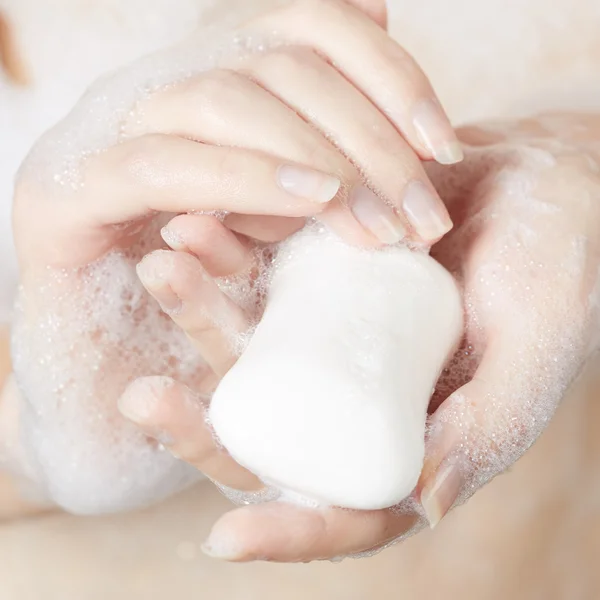 Vrouwelijke hand met zeep — Stockfoto