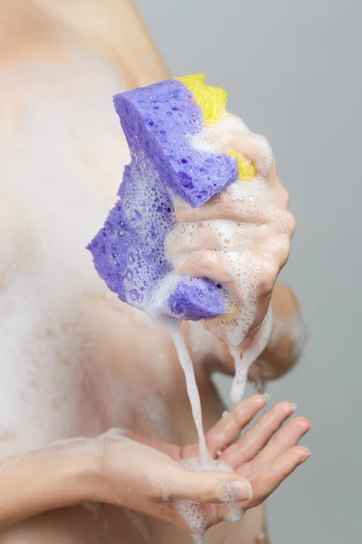 Meisje in badkamer met wisp van bast — Stockfoto