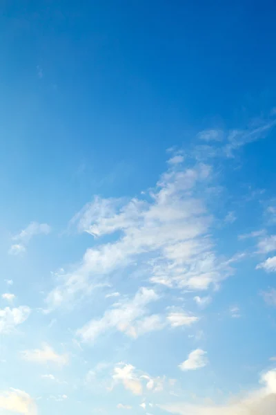 Sininen taivas ja pilvet — kuvapankkivalokuva