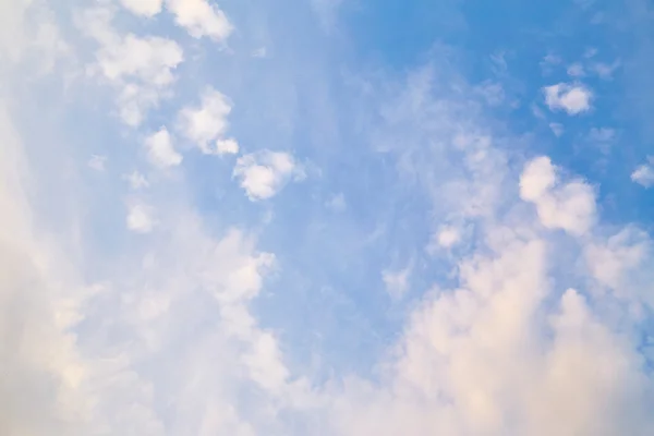 Ciel bleu avec nuages — Photo