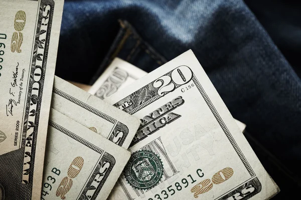 Dollar op jeans achtergrond — Stockfoto