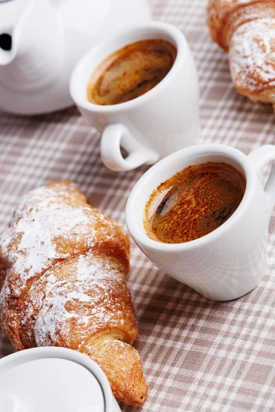 Tazze di caffè con croissant — Foto Stock