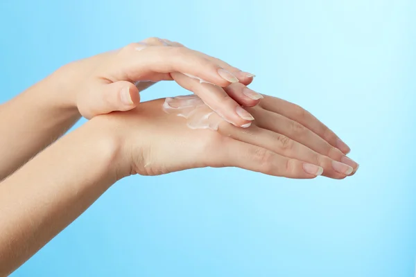 Female hands in moisturizer cream — Stock Photo, Image