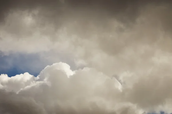 Himmel med grå skyer – stockfoto