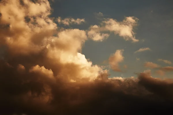 Himmel mit stürmischen Wolken — Stockfoto