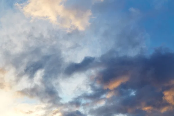 Nuages sombres dans le ciel bleu — Photo