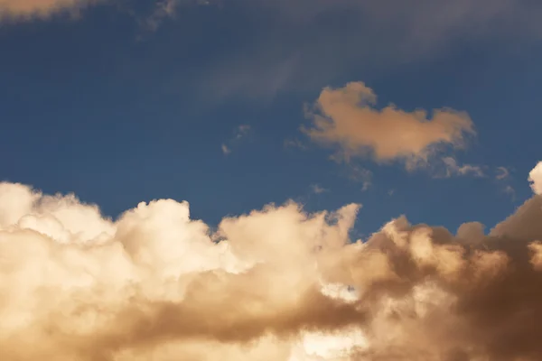 Hemel met stormachtige wolken — Stockfoto