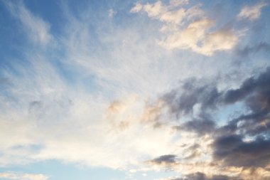 Akşam gökyüzünde cirrus bulutlar ile