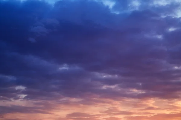 Bewolkt zonsondergang achtergrond — Stockfoto