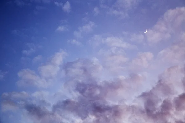 Полумесяц в небе — стоковое фото