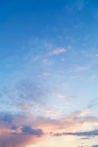 Bulutlu akşam gökyüzü — Stok fotoğraf