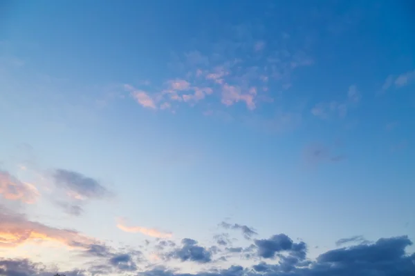 Вечернее облачное небо — стоковое фото
